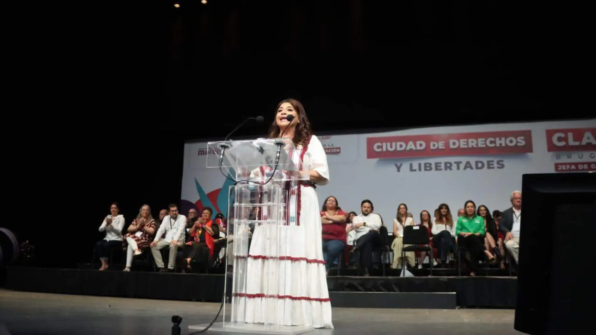 Clara Brugada presentó sus propuestas de gobierno ante un Auditorio Nacional lleno